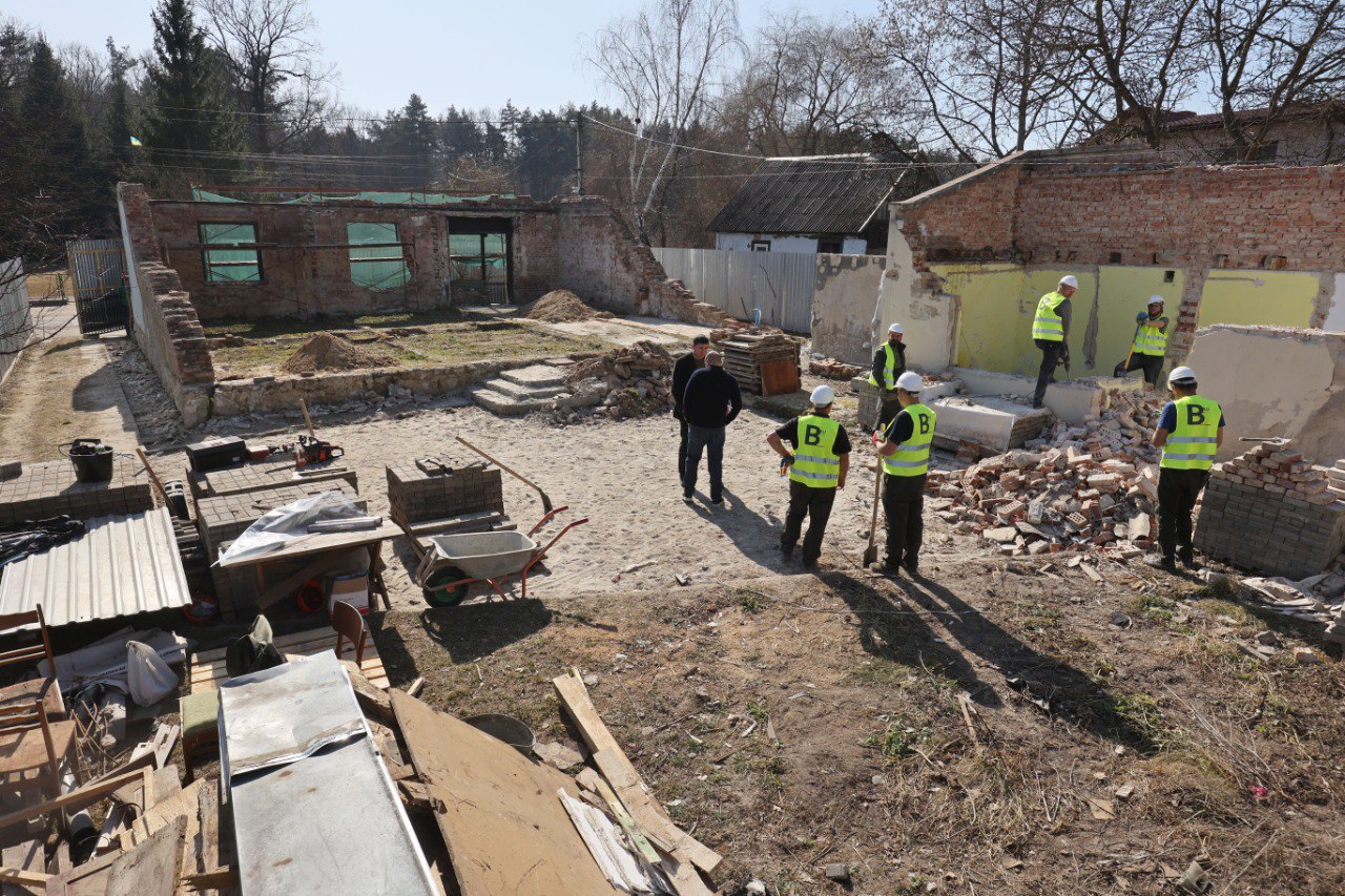 У Львові розпочали відновлення музею Романа Шухевича, зруйнованого російською атакою