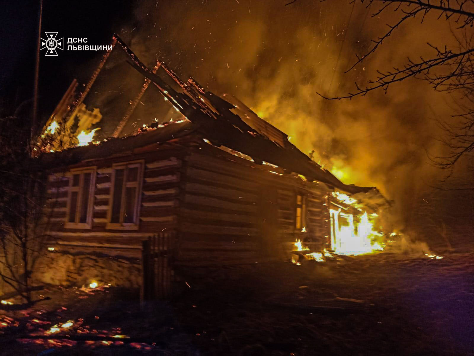 Нічна пожежа на Львівщині знищила житловий будинок