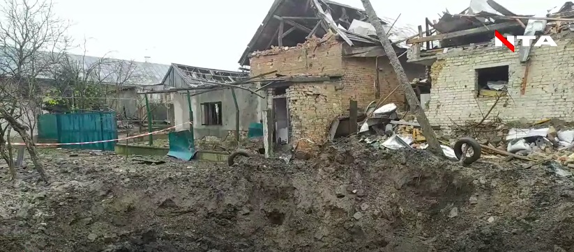 "Донька каже: подвір'я нема". Мешканці села біля Львова оговтуються від ракетного удару. Наживо