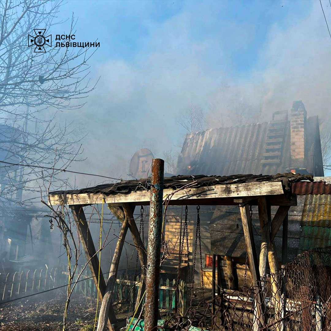 На Львівщині через підпал трави згорів будинок