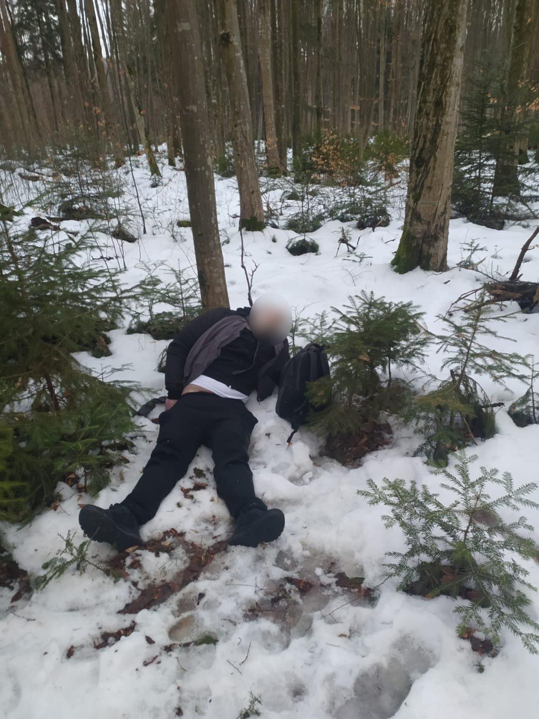 З'явилося фото мертвого чоловіка в лісі на Буковині