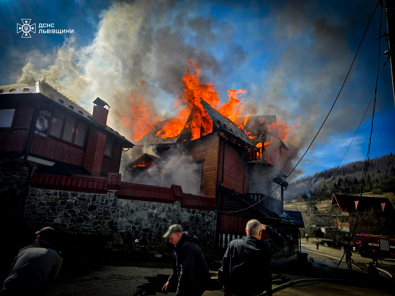 З'явилися фото потужної пожежі на Львівщині