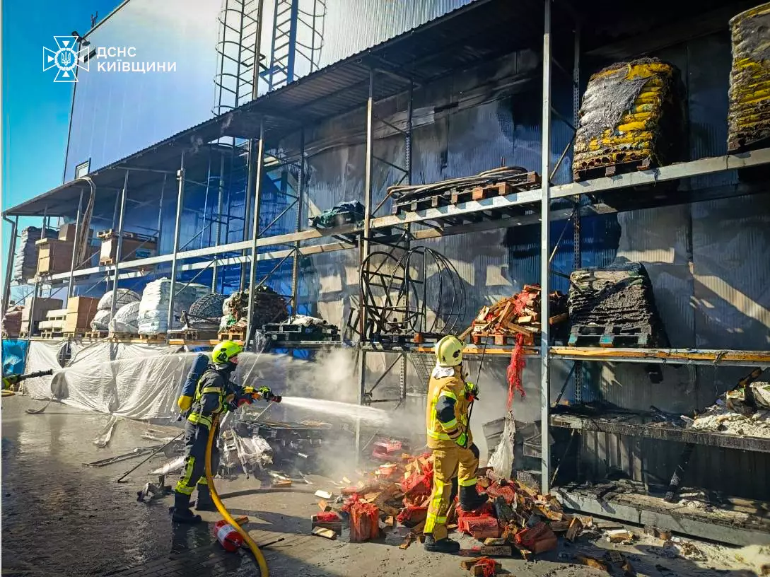 На Київщині спалахнув «Епіцентр»: евакуювали майже 100 людей