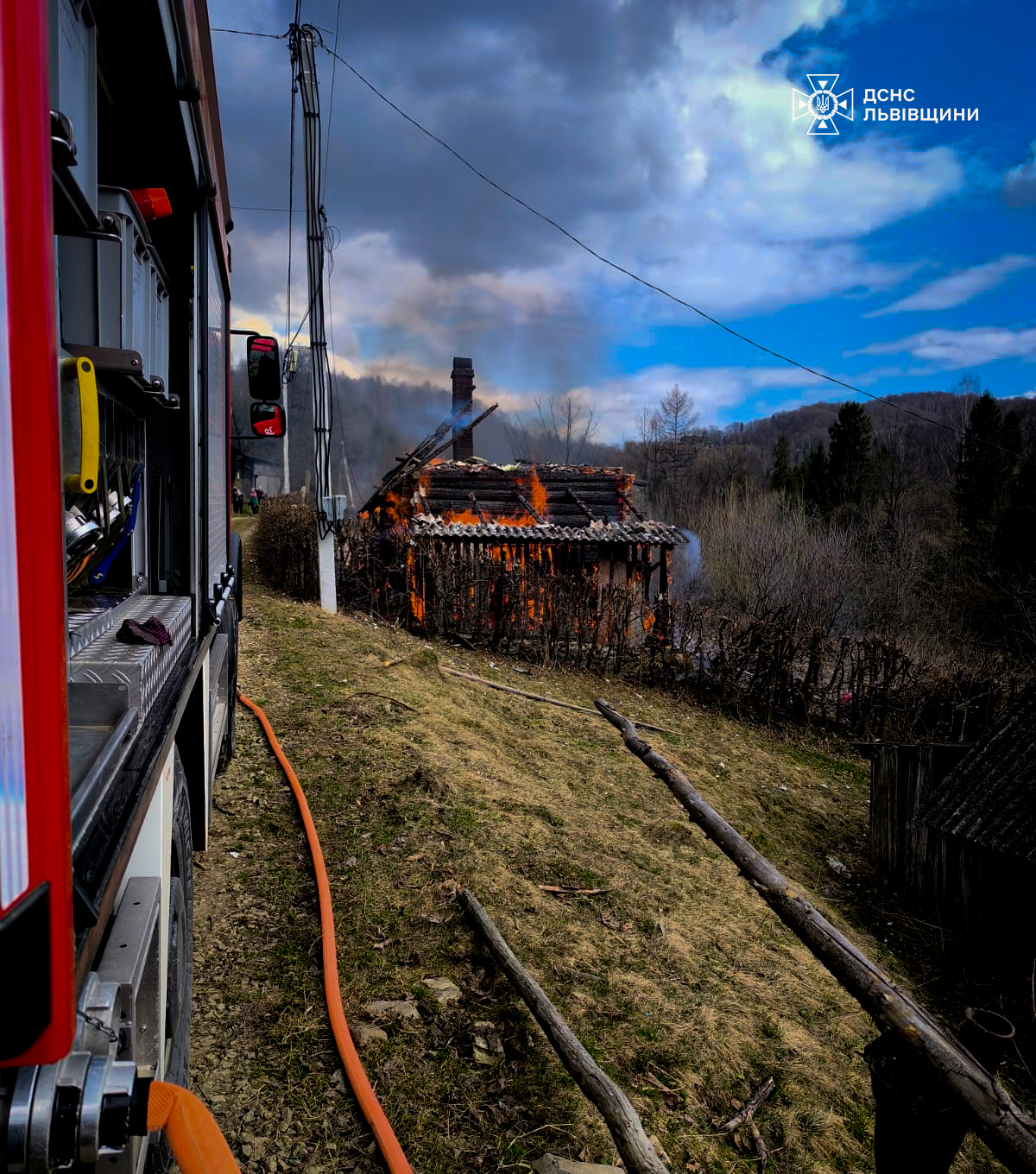 На Львівщині вогонь знищив дерев'яний житловий будинок: Є постраждалі