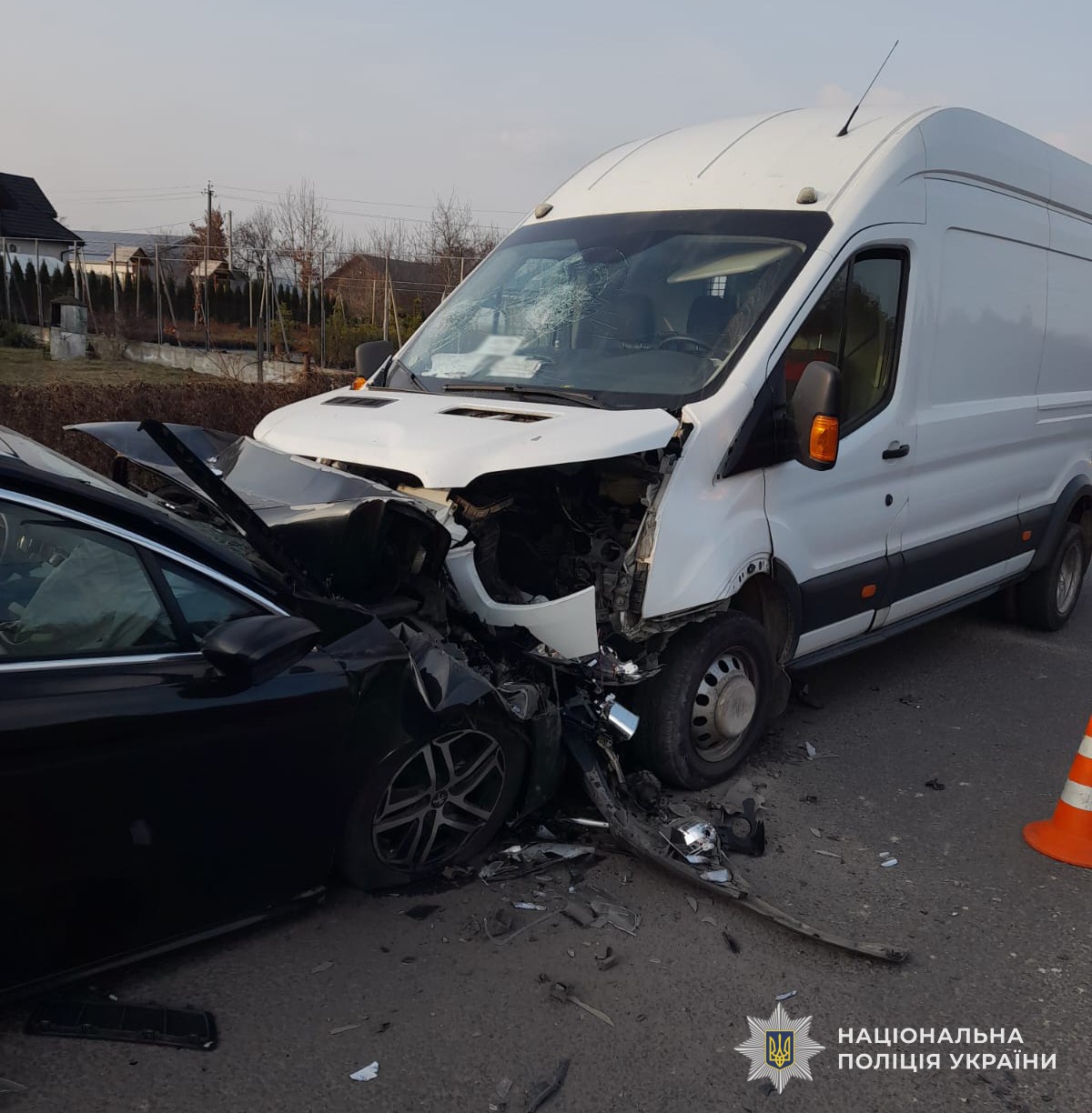 На Львівщині зіткнулися легковик та мікроавтобус: Є постраждалі (ФОТО)