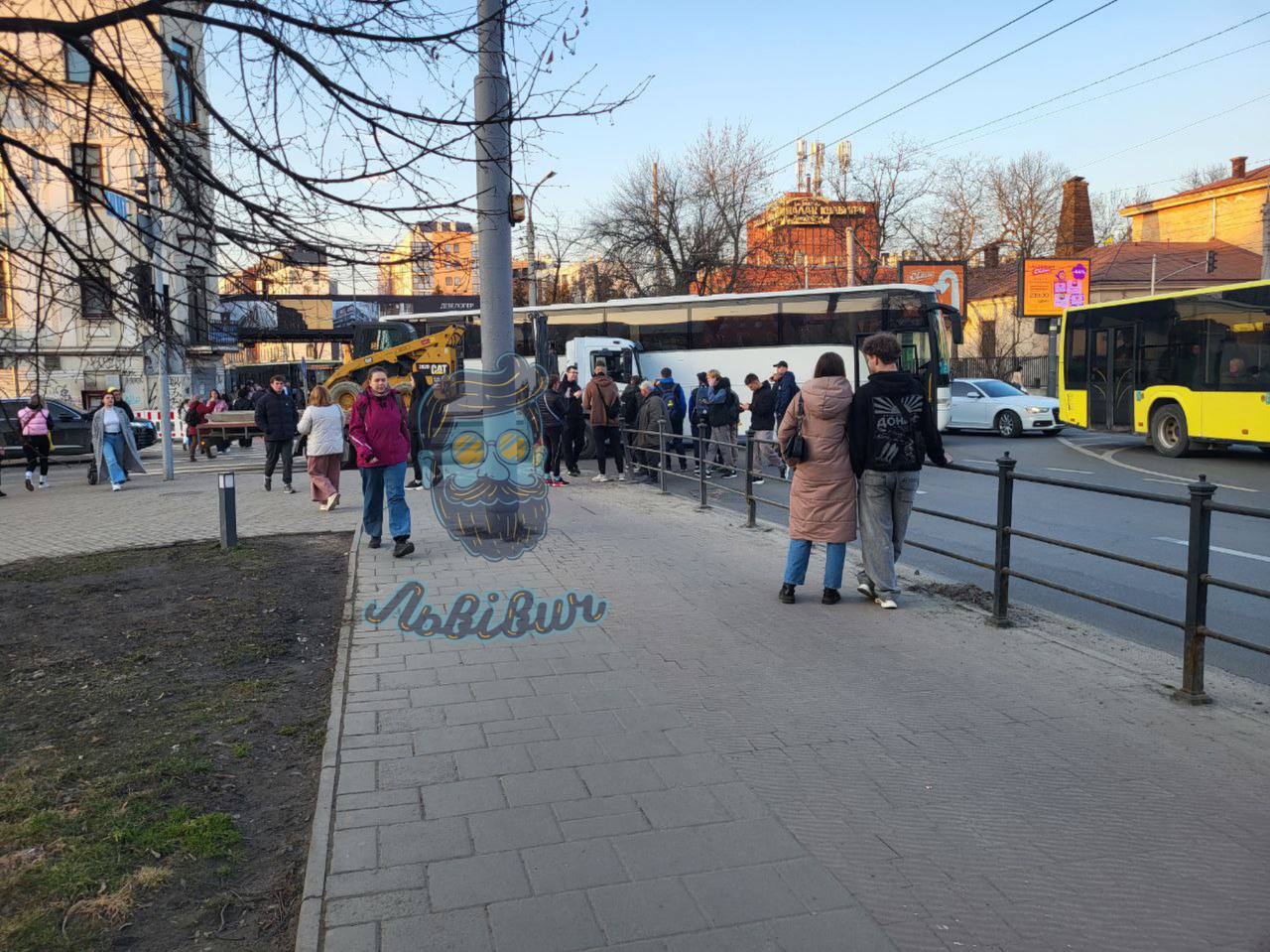 У центрі Львова евакуатор протаранив автобус з пасажирами: фото аварії