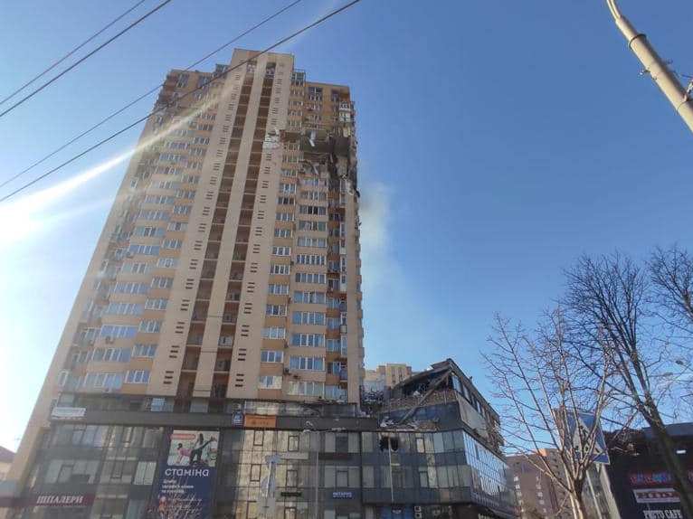 У Києві снаряд попав у житловий будинок