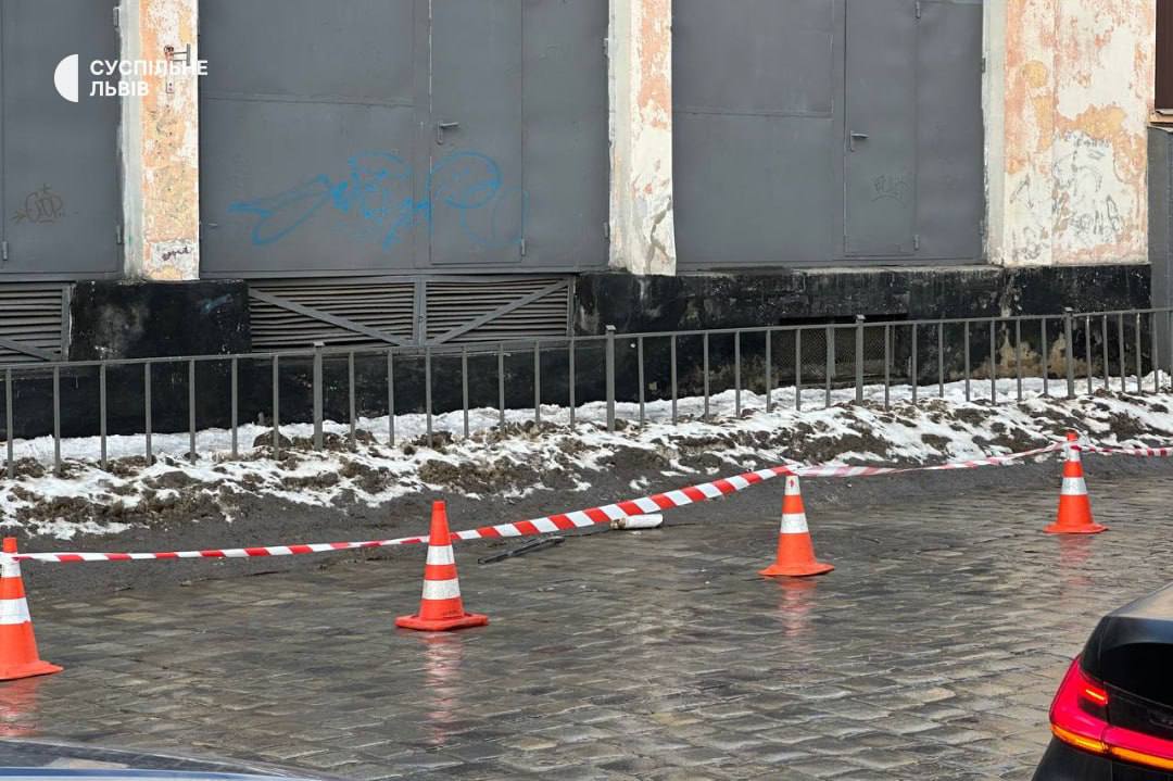 Перші фото з місця вибуху кинджала у Львові