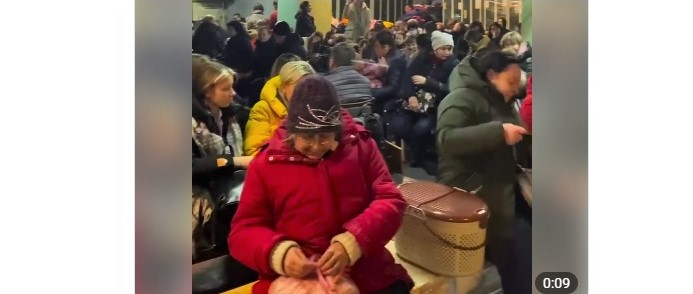 Душу й тіло ми положим. В укритті Черкас співають гімн України