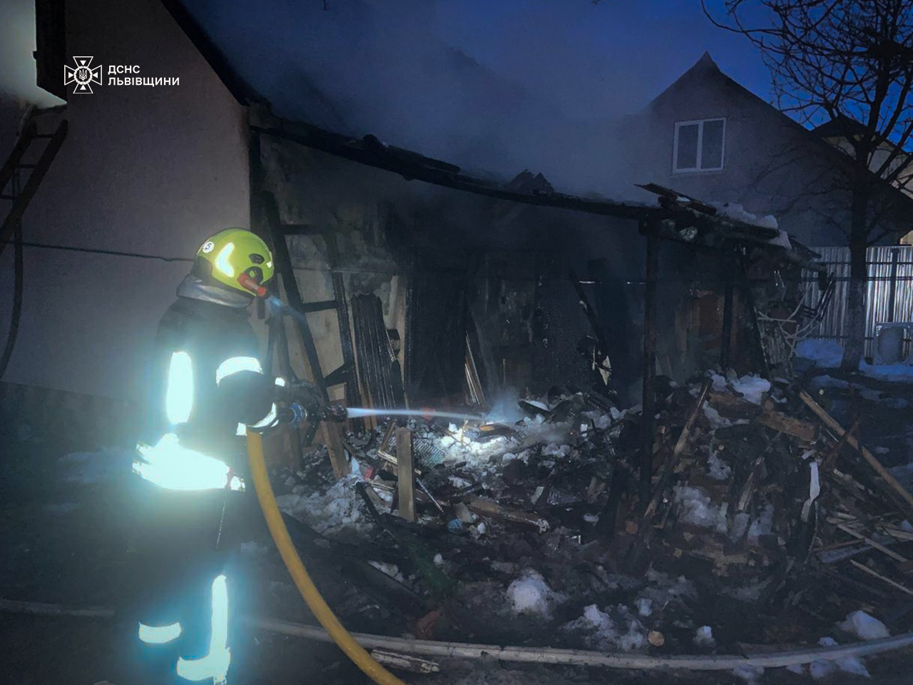 На Львівщині пожежа в дровітні ледь не знищила житловий будинок