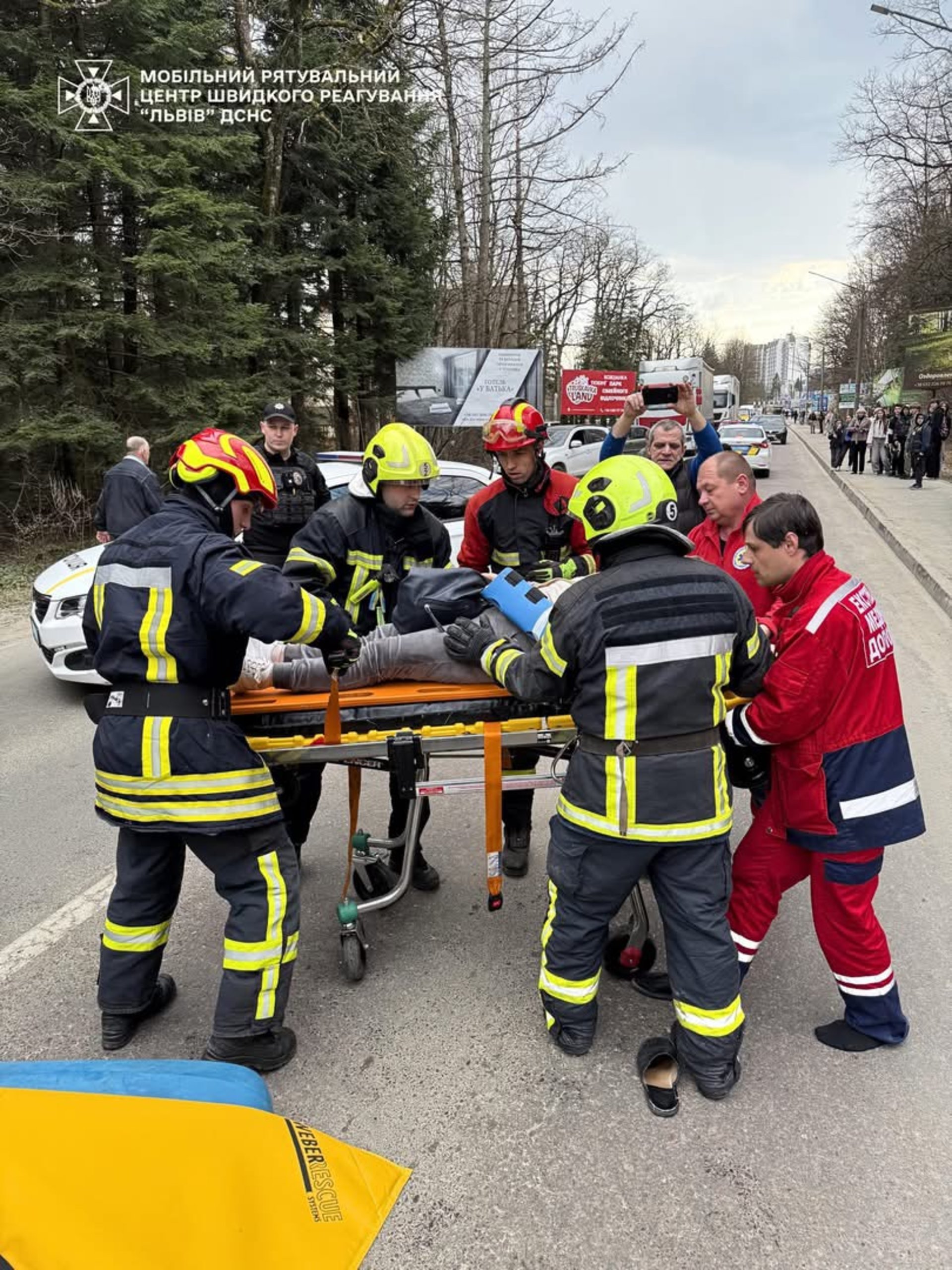 На Львівщині в автотрощу потрапили одразу три авто: фото з місця аварії