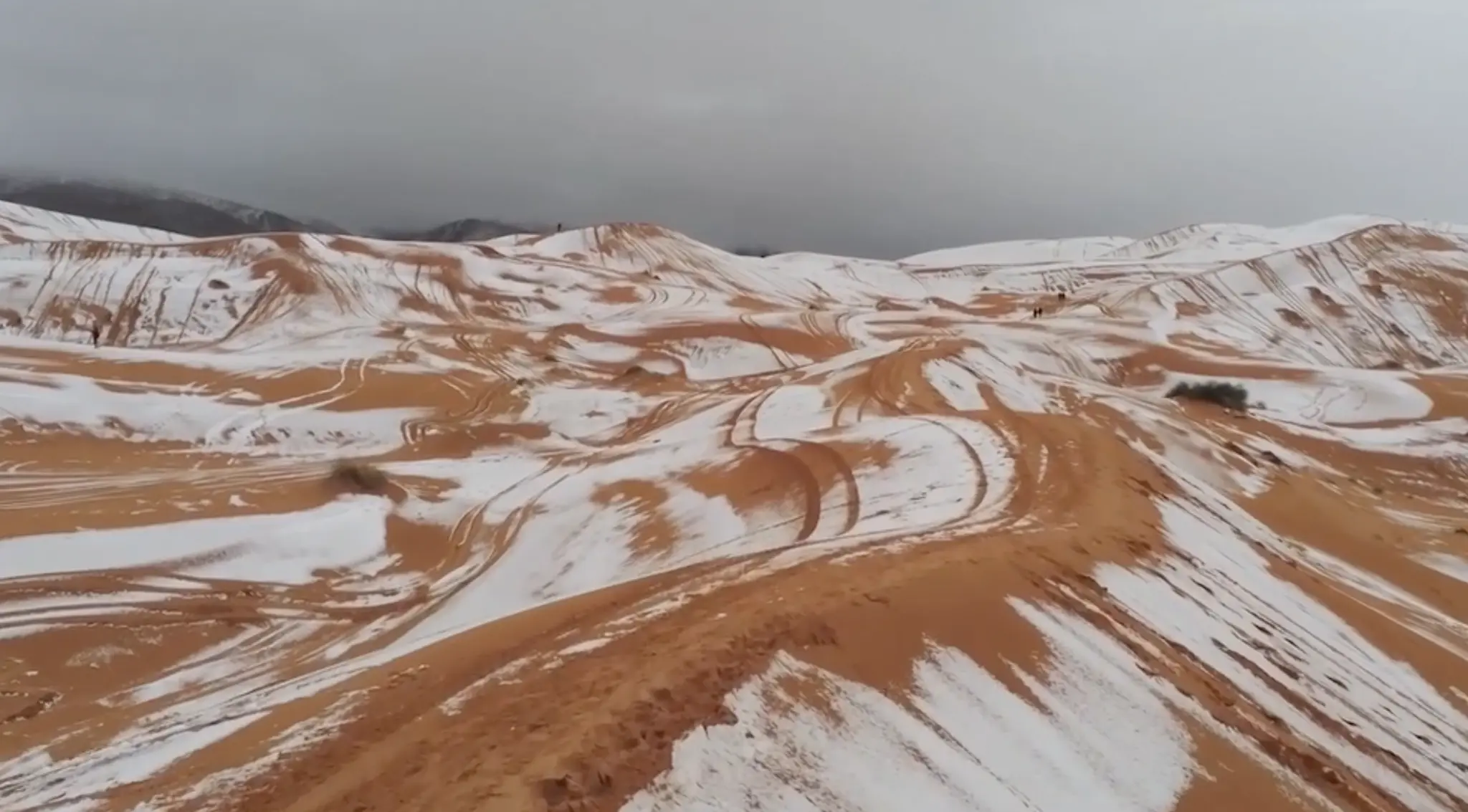 Неймовірне диво: з'явилися фото снігу, який несподівано випав у Сахарі