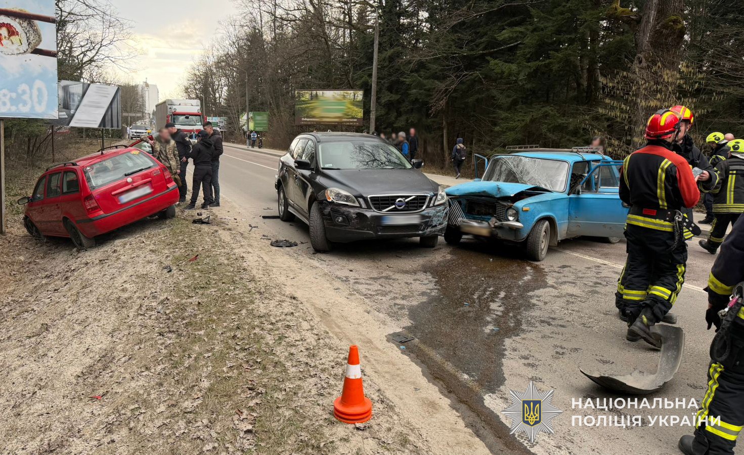 На Львівщині сталася потрійна ДТП: ФОТО з місця