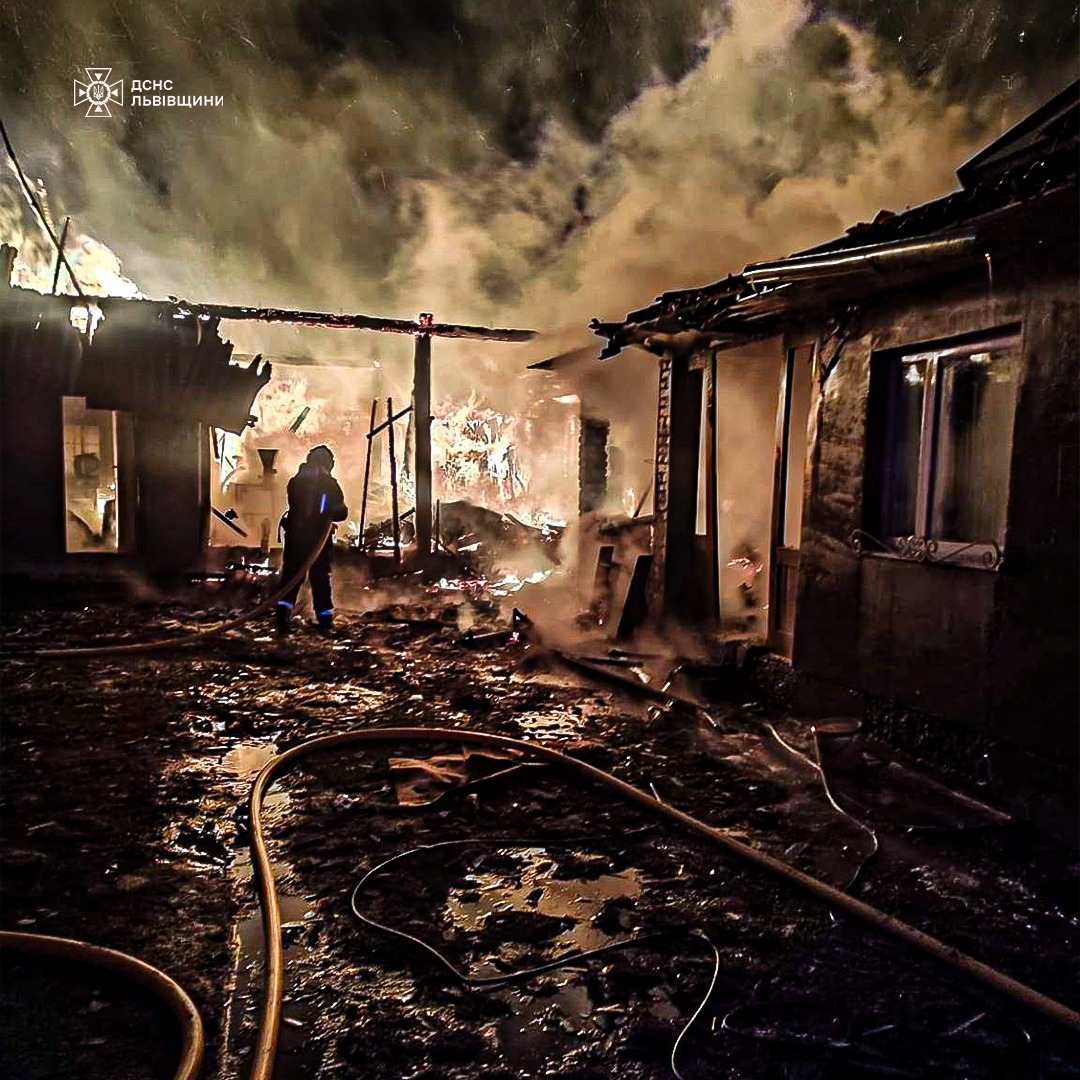 Вночі на Львівщині сталася потужна пожежа: деталі (фото)