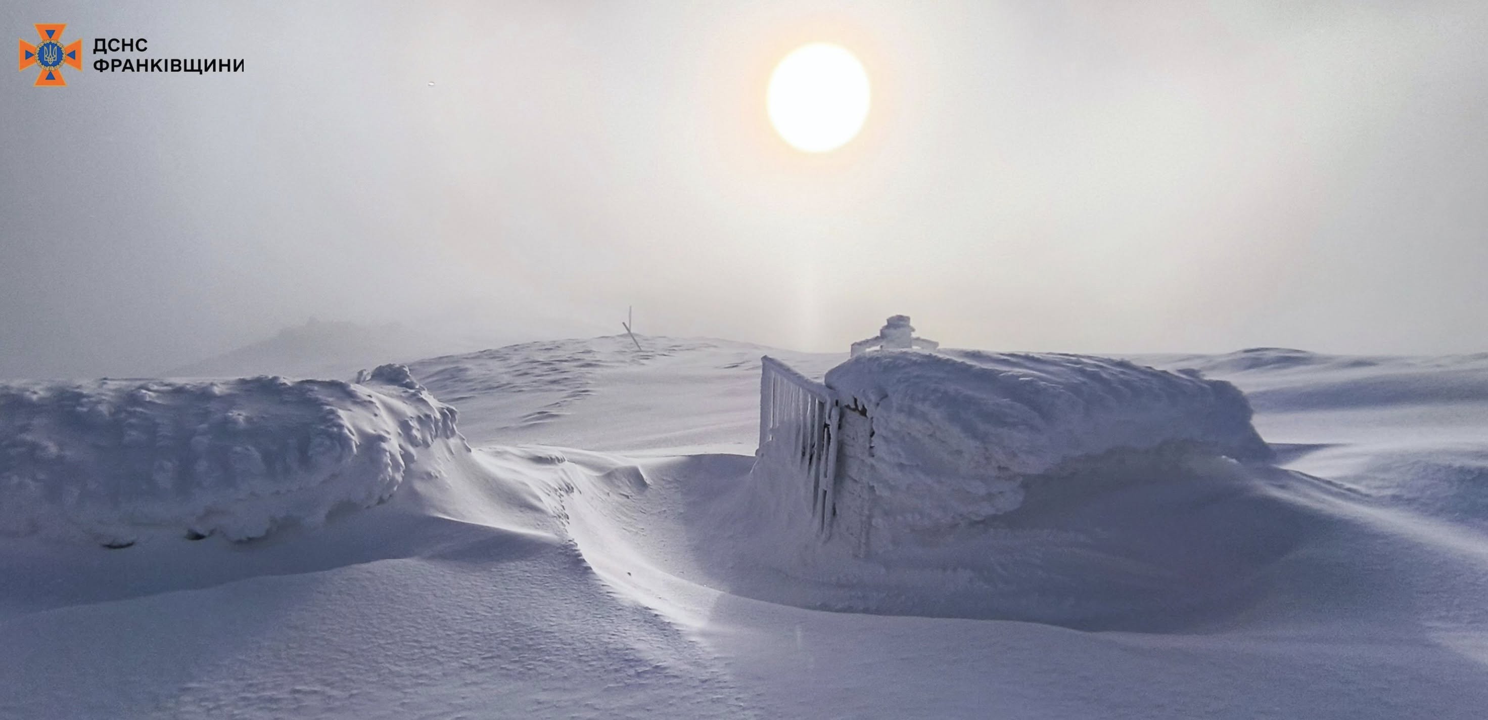 На горі Піп Іван у Карпатах температура опустилася до 20° морозу
