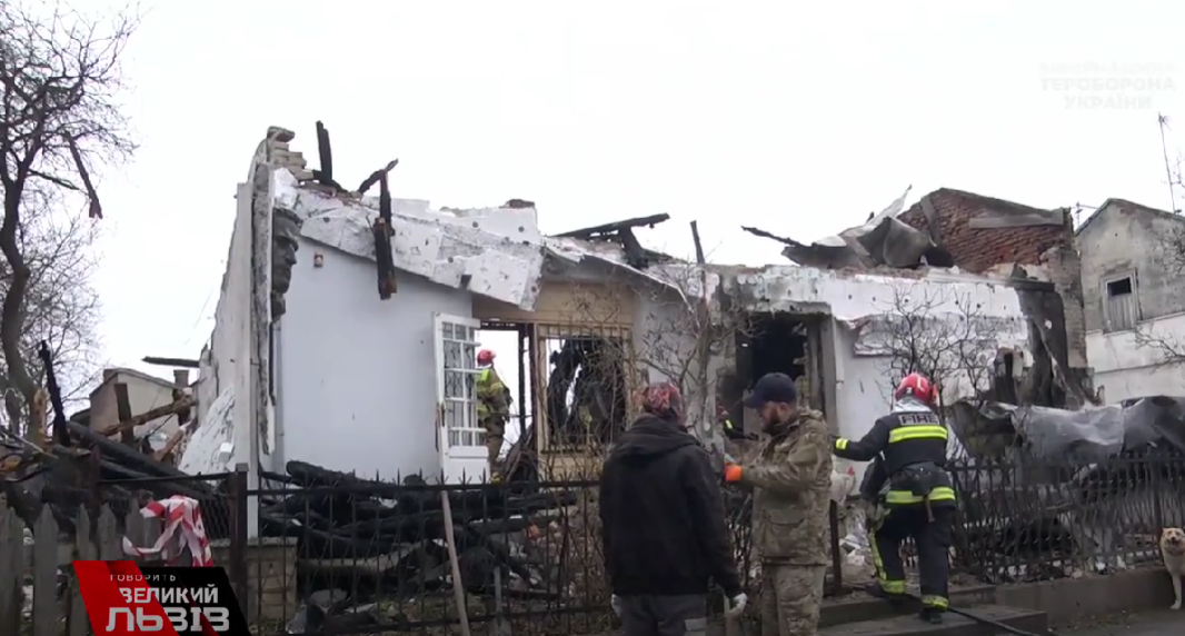 Вціліли погруддя Шухевича та український тризуб. Наслідки удару по Львову з місця події