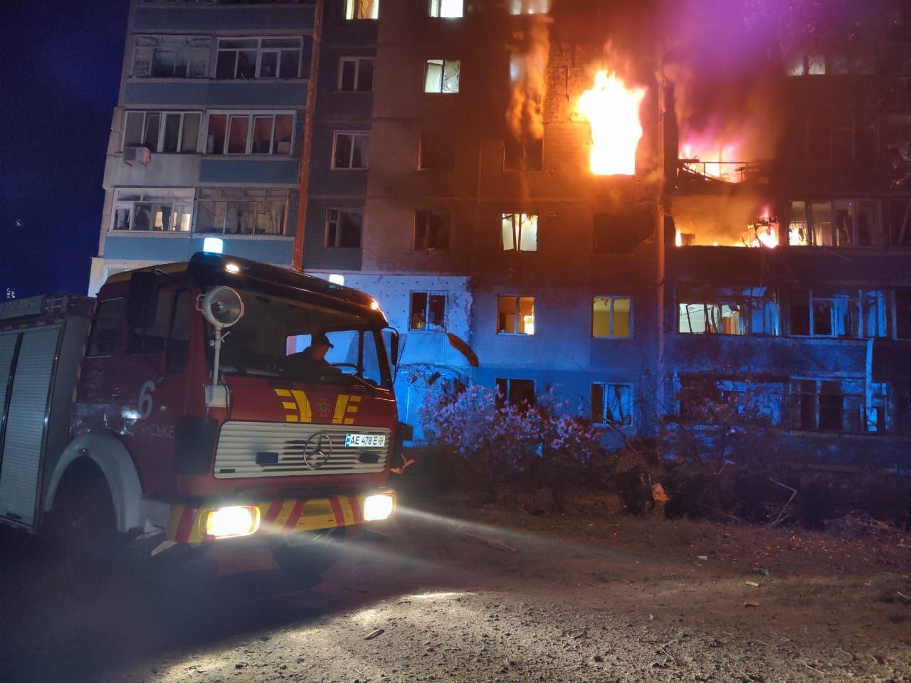 Атака на Кам’янське: російський дрон влучив у багатоповерхівку, є загиблий і поранені