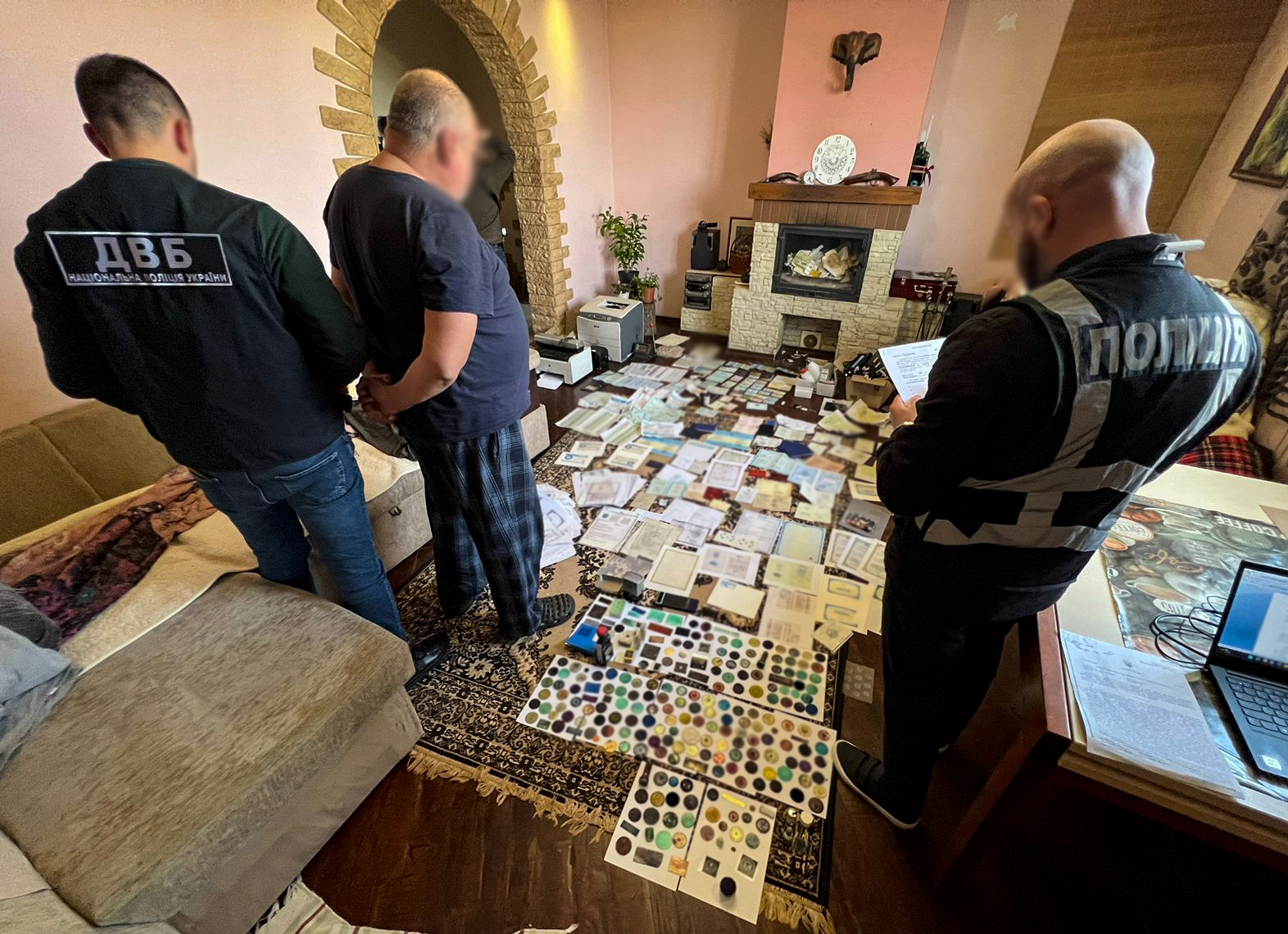 Від довідок для ухилянтів до акцизних марок: на Львівщині чоловік торгував "липовими" документами