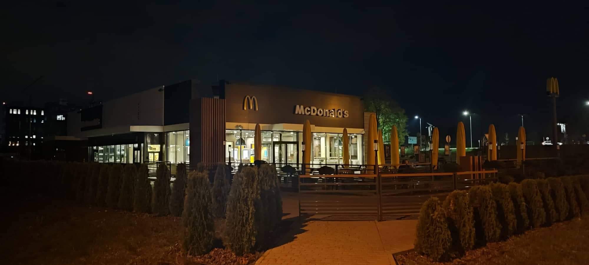 Світло у львівському McDonald’s або натяк, що відкриття близько. Фотофакт