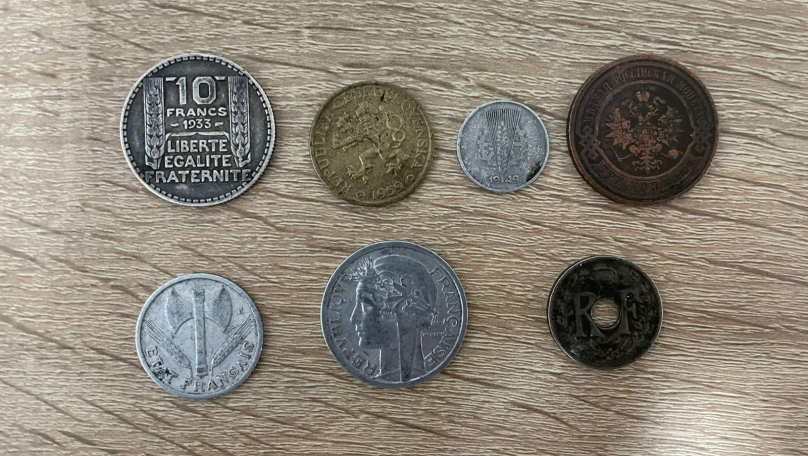 Віз «передачу»: на кордоні у водія мікроавтобуса з Львівщини виявили колекцію монет