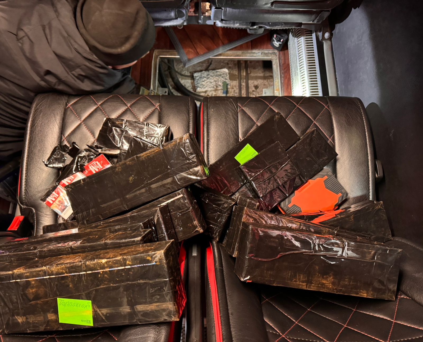 Вивозив до Німеччини 250 пачок сигарет: на кордоні затримали водія автобуса (фото)