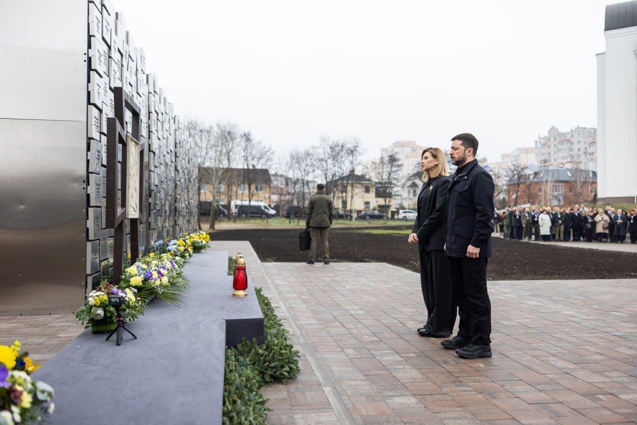 Зеленський разом з європейськими парламентарями вшанували пам'ять загиблих у Бучі (фото)