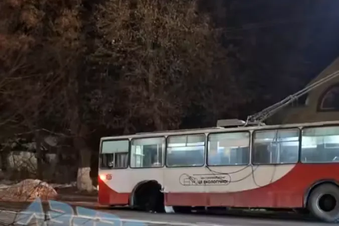 У Луцьку в тролейбуса відпало колесо посеред вулиці (фото)