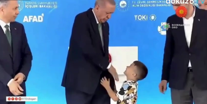 Ердоган «дав ляща» маленькому хлопчику, бо той не поцілував йому руку