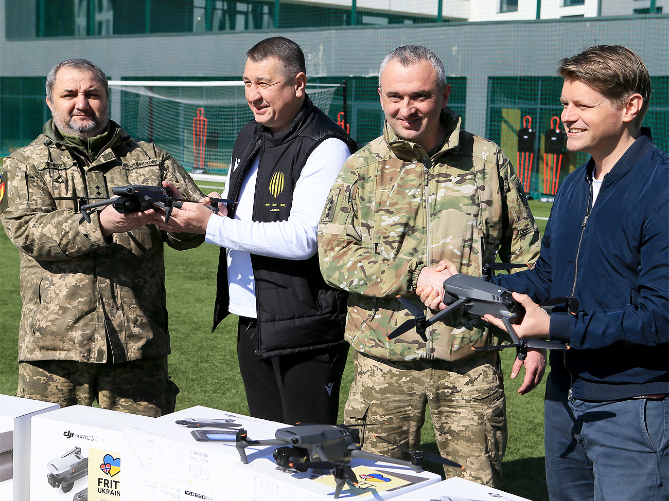 Ще 30 "Мавіків" для артилерії передали ФК "Рух" і Григорій Козловський