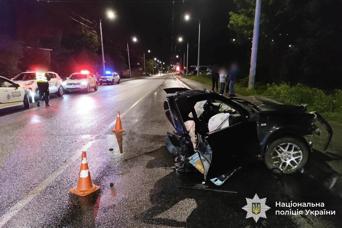Моторошна смертельна ДТП у Вінниці: автівку розірвало навпіл (ФОТО)