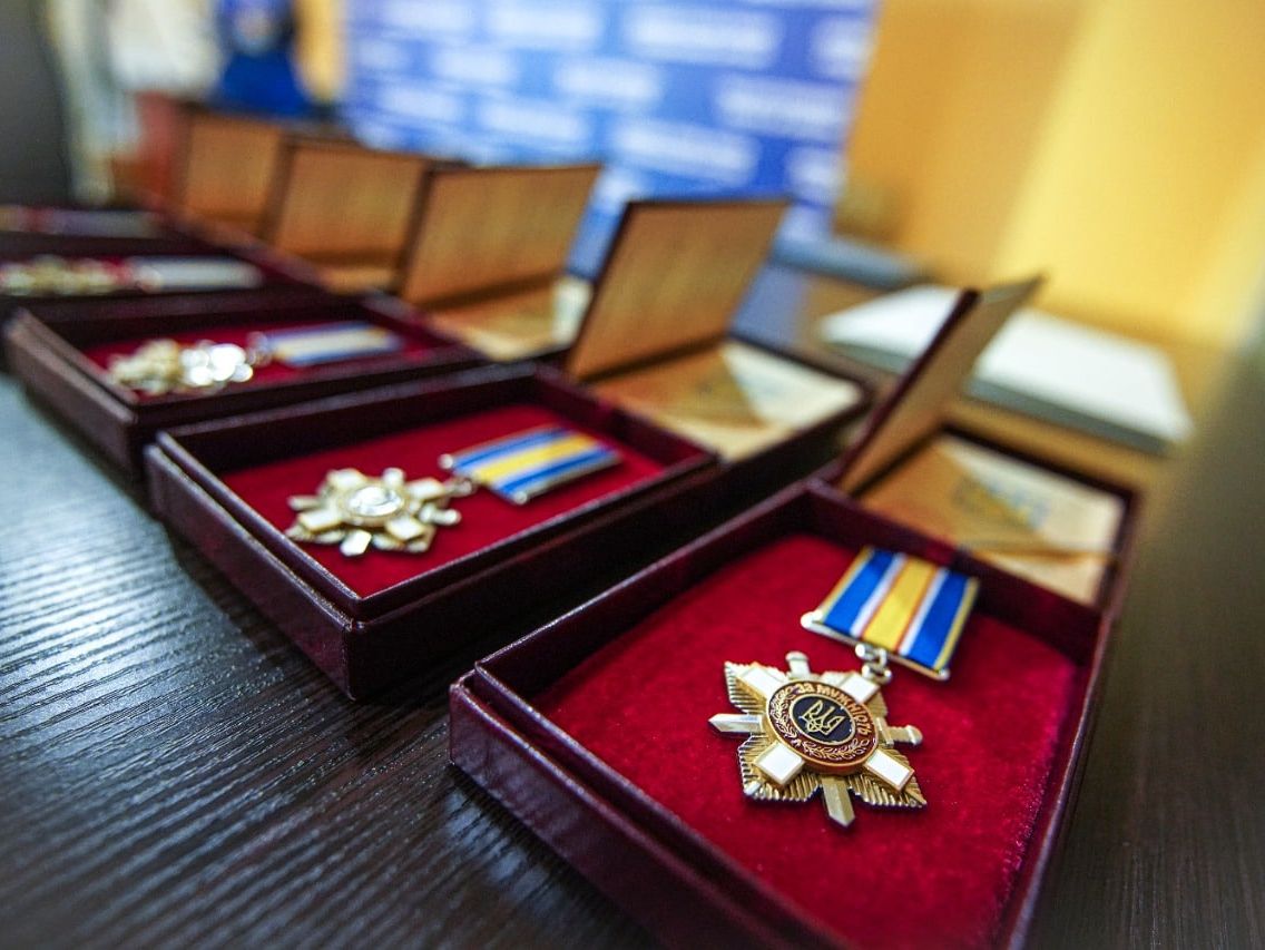 Зеленський відзначив державними нагородами 223 учасника бойових