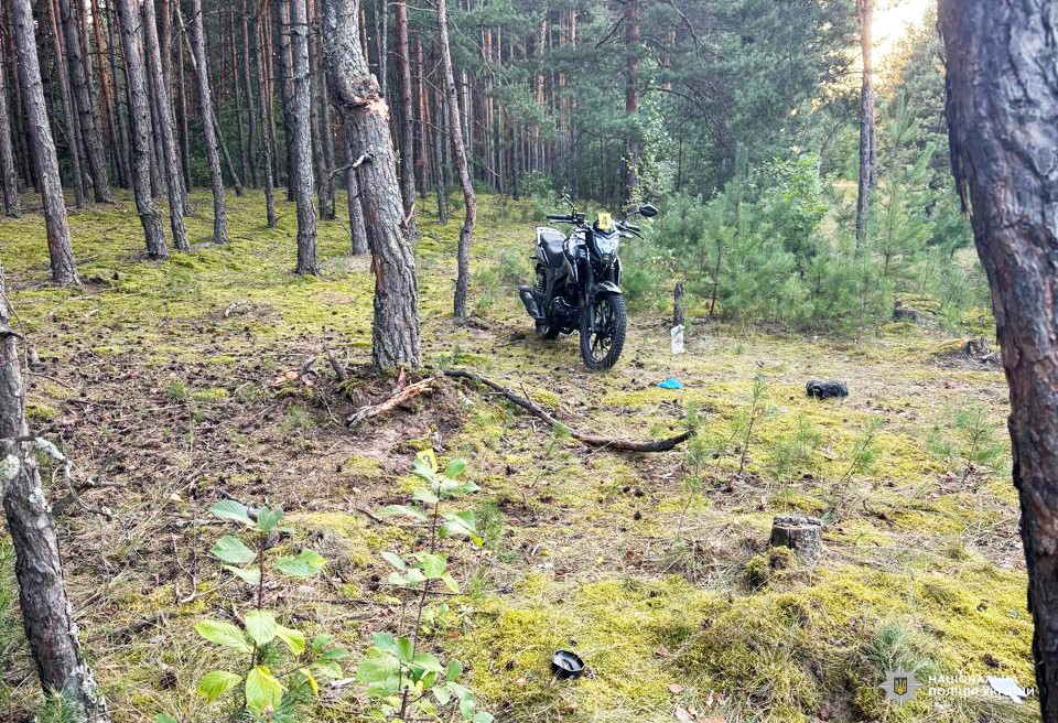 На Рівненщині підлітки врізались у дерево на мотоциклі: неповнолітня пасажирка у реанімації (фото)