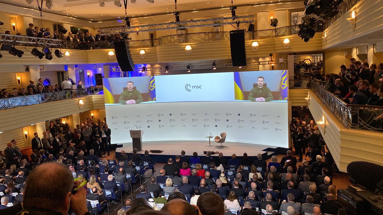 Після цієї війни на Донбасі нічого живого не буде. Але компроміси не можливі, - Зеленський