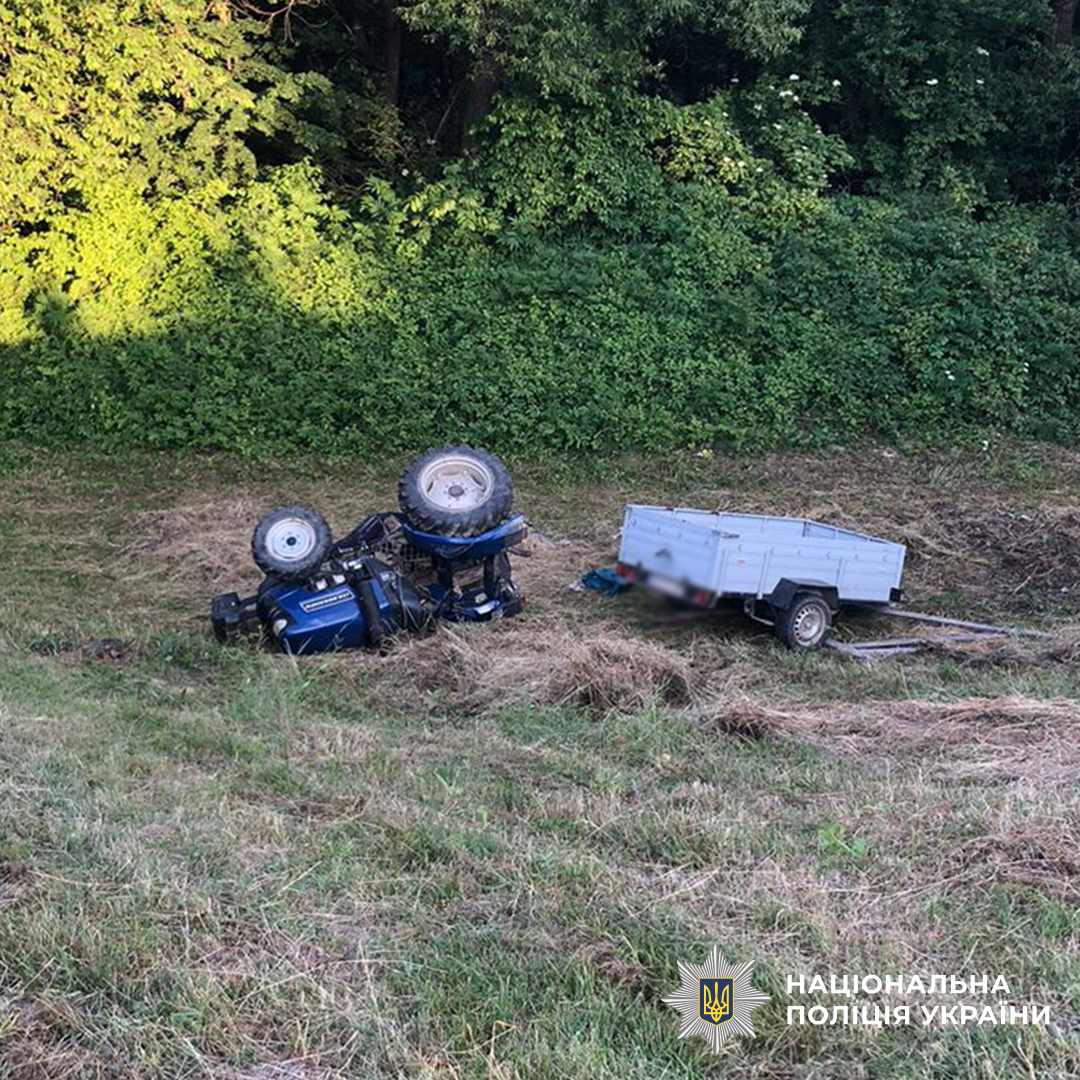 На Буковині на городі перекинувся трактор: загинув чоловік