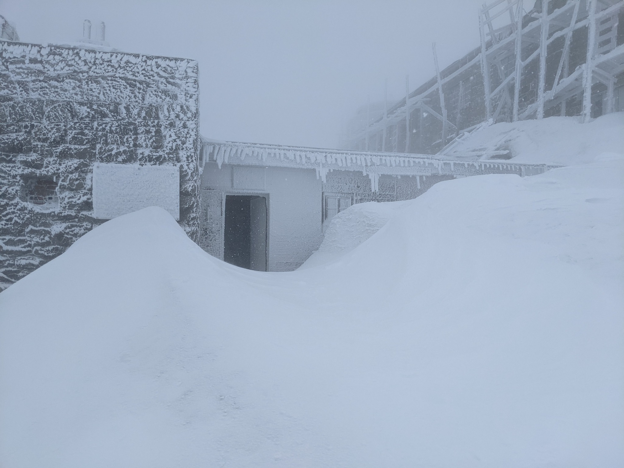 Кучугури снігу та 6-градусний мороз: гори Карпати знову в полоні зими