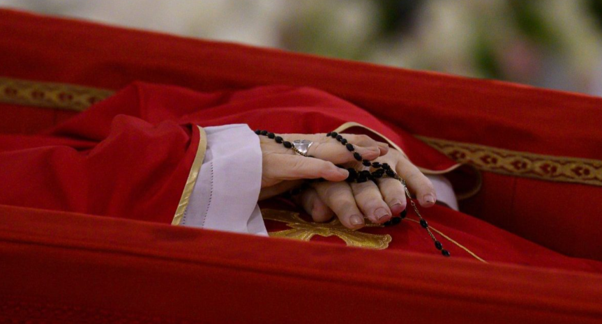 У Ватикані прощаються з Папою Франциском: де і коли дивитись трансляцію похорону