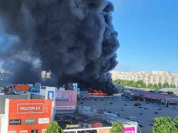 Росіяни влучили КАБами в «Епіцентр» в Харкові: виникла масштабна пожежа, є жертви