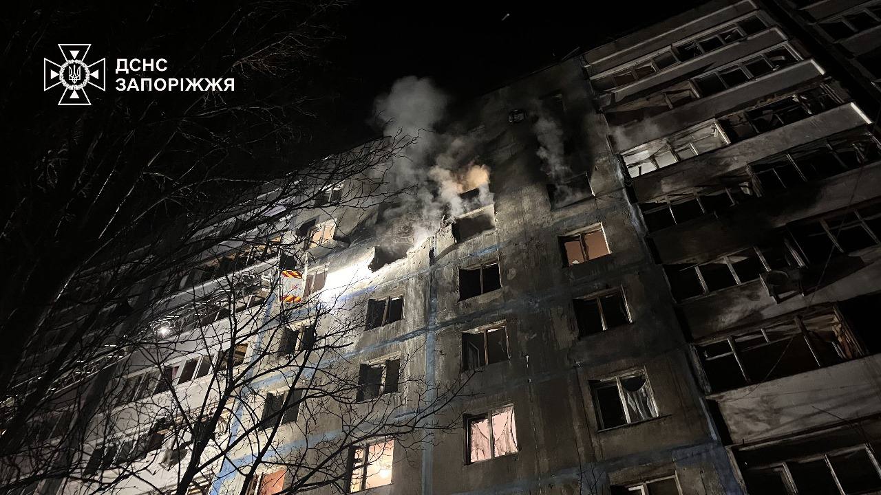 На Запоріжжі ворожий БпЛА влучив у багатоповерхівоку: виникла пожежа (фото)