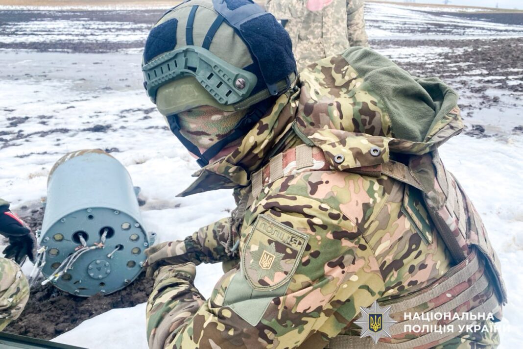 На Рівненщині у полі чоловік знайшов російську ракету: фото