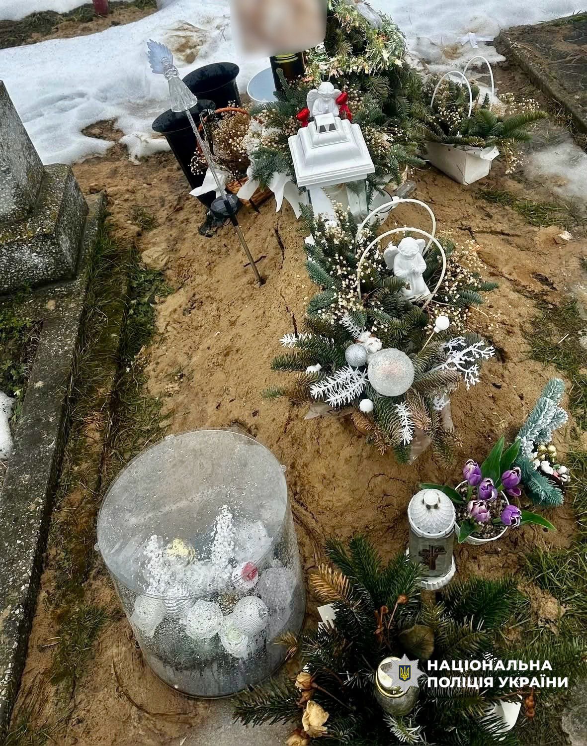 На Рівненщині жінка пограбувала дитячу могилу (ФОТО)