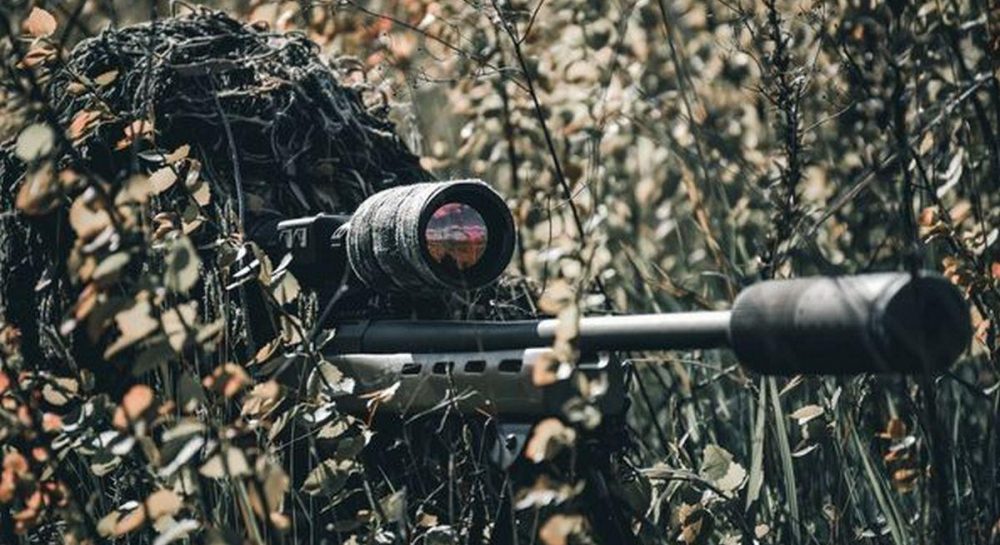 Снайпери відстрілюють російських штурмовиків біля Бахмута. Відео "полювання"