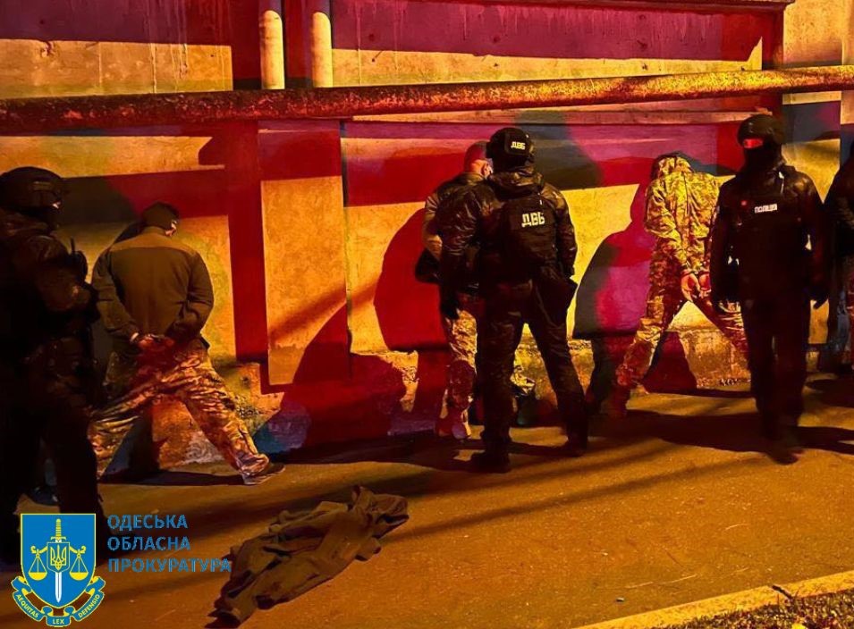 Представлялися працівниками ТЦК та поліцією і вимагали гроші у громадян: В Одесі затримали "вирішувачів питань"