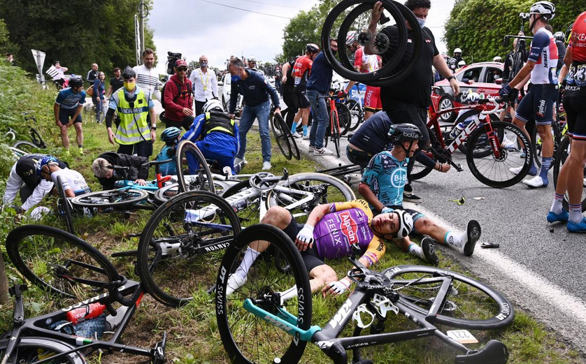 Поліція заарештувала вболівальницю Тур де Франс, яку підозрюють у масовій аварії