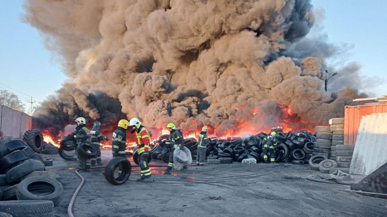Поблизу Москви потужна пожежа. Стовп диму видно з усієї столиці