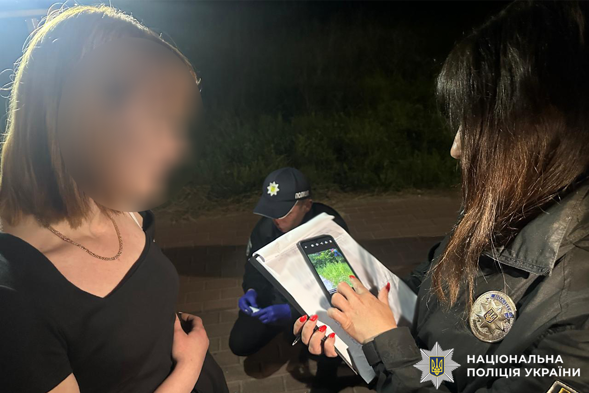 Мастер-клад у лісопарку: у Львові викрили жінку, яка розповсюджувала наркотики
