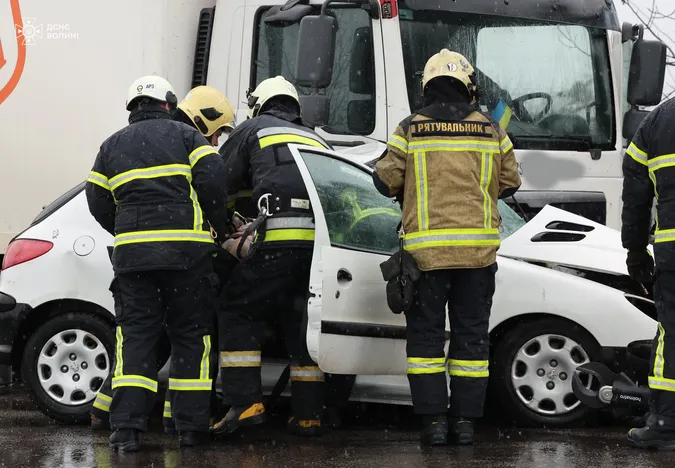 Біля Луцька сталася смертельна автотроща: як чоловіка діставали з розтрощеної машини (фото)