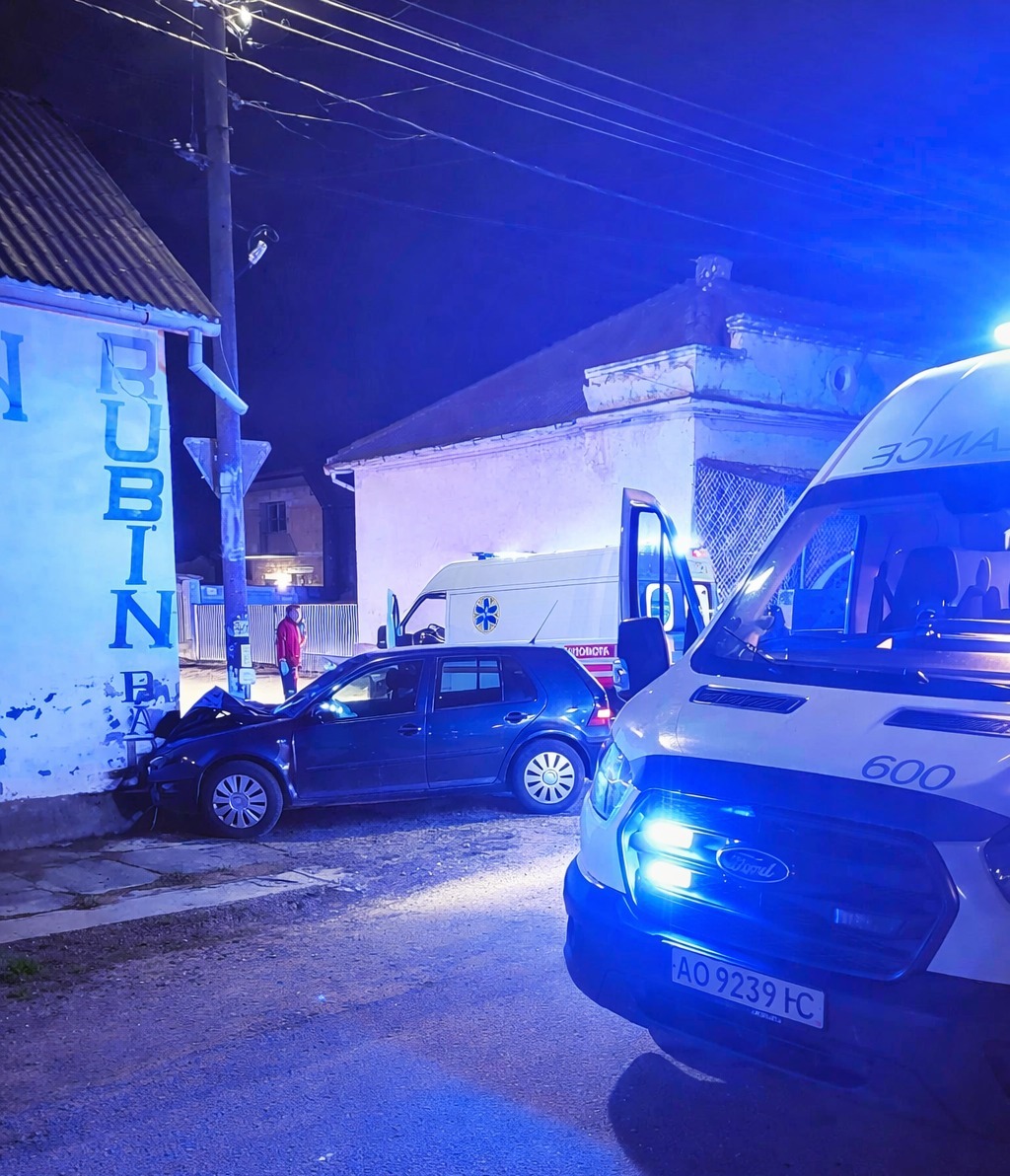 На Закарпатті автомобіль врізався в будинок: постраждали діти