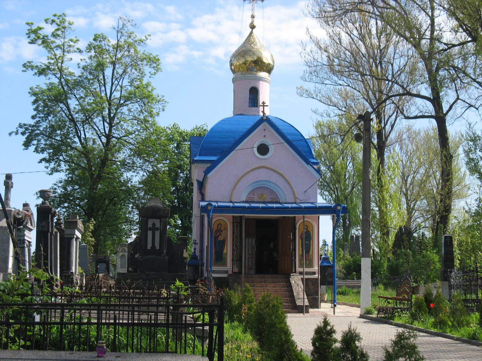 Чернівецька міська рада відсудила капличку у "московської" церкви