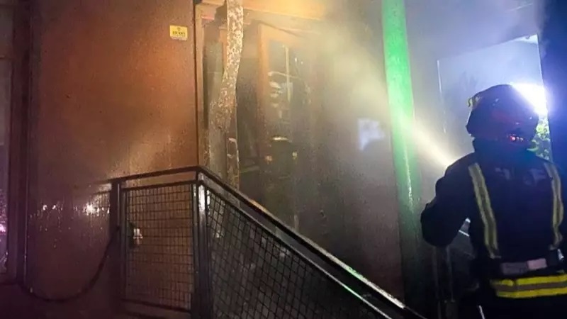 У Чернівцях чоловік підпалив банк: фото з місця злочину