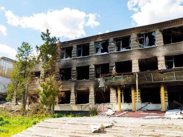 В Україні потрібно відбудовувати 400 шкіл та 600 садочків – Офіс Президента